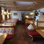 게스트하우스 Engadin 3*